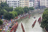 2018年6月12日，广州，在天河区车陂村举行一年度的龙舟比赛，12支龙舟队参与竞赛。