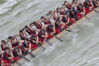 2018年6月12日，广州，在天河区车陂村举行一年度的龙舟比赛，参赛的选手们在奋力冲刺。