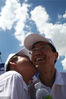 2008年6月15日，海南海口，一位父亲在享受儿子送上一个甜蜜的吻。当天，海口市在万绿园举办了一场“感恩父爱 亲情接力”公益活动。