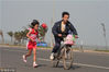 2008年1月1日，海南海口，海南“小神鹿”张慧敏在父亲张建民的陪同下参加海口新年马拉松赛。