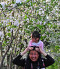 2010年5月2日，一位父亲和孩子在龙潭公园里赏花踏春。视觉中国