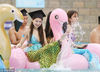 2018年6月13日，山东烟台，十多名即将毕业的女大学生在37度梦幻海水乐园拍摄美人鱼主题毕业照。唐克/视觉中国
