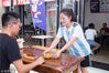 2018年6月12日，杭州某肉夹馍店老板自制世界杯套餐——足球肉夹馍，获得球迷和网友点赞，许多人表示要前去“打卡”。