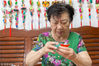 2018年6月15日，江苏如皋市，芮兰芳老人在家中手工缝制长寿香袋。