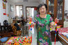 2018年6月15日，江苏如皋市，芮兰芳老人在家中展示手工制作的长寿香袋。
