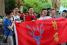 2018年6月16日，南京，在宁海中学考点，送考老师带着“鹿鸣”战旗，为考生助威。