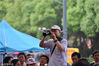 2018年6月16日，南京，在宁海中学考点，送考的爷爷是一名摄影爱好者。