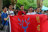 2018年6月16日，南京，在宁海中学考点，送考老师带着“鹿鸣”战旗，为考生助威。
