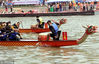 2018年6月16日，南京，中外选手们河面上披波展浪，众多市民河边观看。