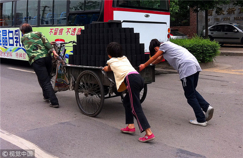 2012年5月13日下午,陕西西安,以送煤为生的张师傅,正吃力的拉着一整车