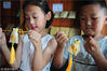 2018年6月16日，在山东省聊城市成颐堂中医门诊，孩子们在学习制作中药香囊。