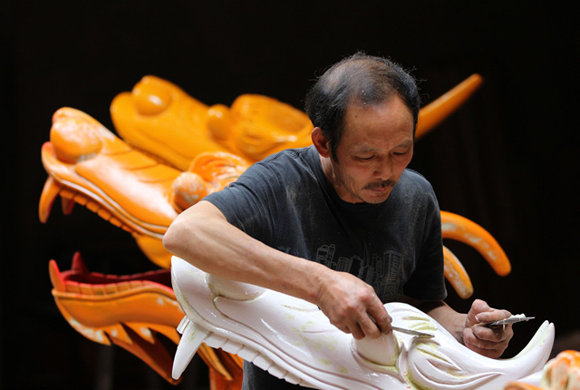 湖南永州：探访雕刻龙船头的民间手艺人 每个龙船头重约30斤