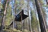 2011年5月25日消息，在北极圈以南40英里的一片瑞典森林中坐落着一个“树屋旅馆”度假村。它的5间客房都位于树上，每间由不同的瑞典建筑师设计。其中最有特色的一间为镜面树屋，由长宽高都是4米的铝合金框架制成的立方体外表被镜子覆盖，隐匿于森林之中。barcroftmedia/视觉中国