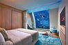 新加坡，圣淘沙名胜世界（Resorts World Sentosa），感受「上天下海」的住宿滋味。海洋馆的深海奥秘生态区相连的特色套房。
下层窗前地板下方，原来暗藏浴缸。供图/视觉中国