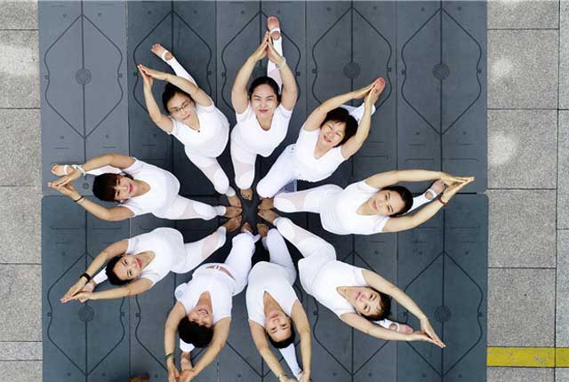 江苏扬州：公园上演瑜伽秀  迎接国际瑜伽日