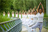 2018年6月20日，江苏省扬州市江都人民生态园上演“瑜伽秀”，迎接6月21日国际瑜伽日。联合国2014年通过决议，将每年的6月21日定为国际瑜伽日。郁兴/视觉中国
