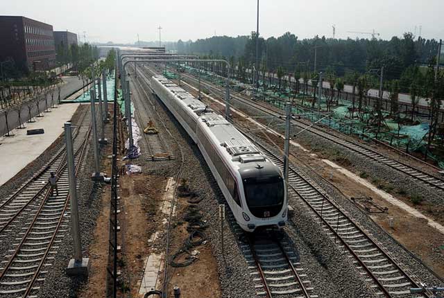 济南首列地铁驶上R1线高架段“试跑”  速度可达每小时100公里