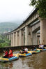 2018年6月20日，重庆涪陵的人工运河穿楼而过，成为游客“打卡”的新地标。