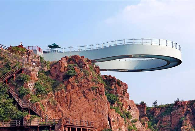 郑州：世界最长高空玻璃环廊投入使用  整体工程用钢量超3000吨
