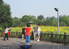 2018年6月23日，北京奥林匹克森林公园的百亩葵花开放，一片金黄，一片翠绿，葵花像一张张的笑脸，蜜蜂在葵花中飞舞。游人争相拍照，留住美好时光。刘宏声/千龙图像/视觉中国
