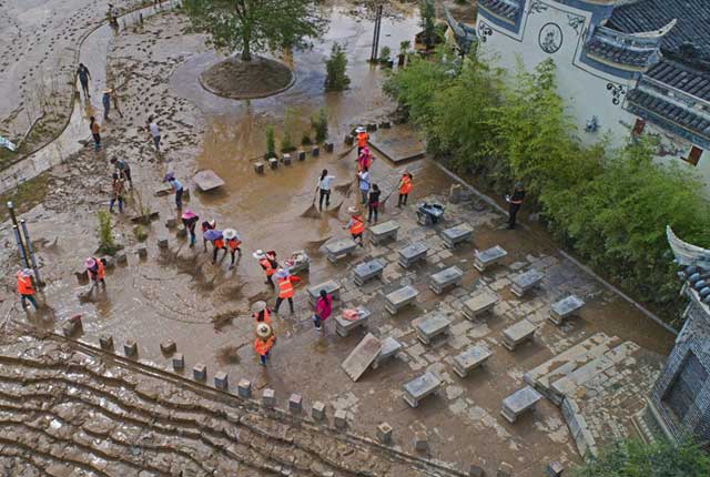 贵州黔东南多地下暴雨 凯里下司古镇开展清淤自救工作