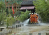 2018年6月23日，贵州黔东南，消防官兵在凯里市下司古镇清理淤泥。