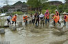 2018年6月23日，贵州黔东南，凯里市下司古镇的民众在清理淤泥。