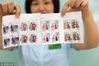 2018年6月24日，江苏如皋市邮政分局的工作人员正在展示《清正廉洁（一）》特种邮票1套4枚。