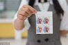2018年6月24日，在江苏如皋市邮政分局集邮爱好者在展示《清正廉洁（一）》特种邮票1套4枚中的第三枚“两袖清风”。