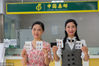 2018年6月24日，在江苏如皋市邮政分局集邮爱好者在展示购买的《清正廉洁（一）》特种邮票1套4枚。