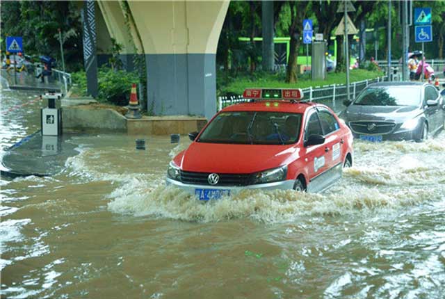 南宁遭遇强降雨袭击  部分路段积水部分农田被淹