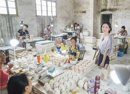 江西景德镇：80后美女瓷都逆袭 从贷款发工资办瓷器厂到网售千万
