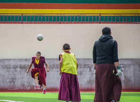 西藏佛学院刮起“足球风” 学经僧们踢起友谊赛