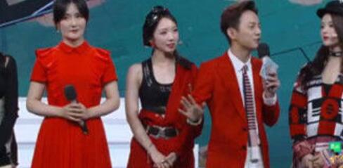 何炅牵着孟美岐两人还挽手？其实都是衣服惹的祸