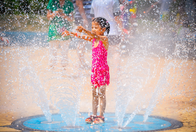 北京：夏日嬉水成小朋友避暑“标准姿势”