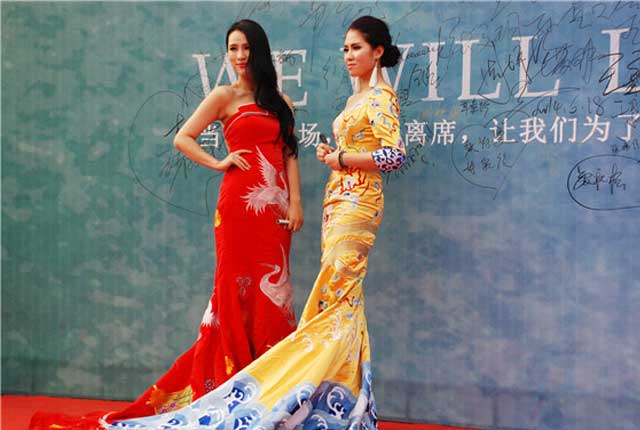 盘点高校毕业红毯给青春一个美丽的道别  美女cos范爷龙袍造型媲美明星