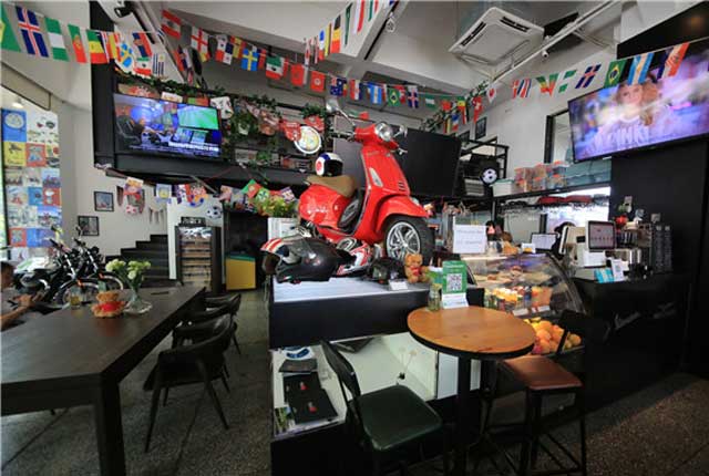重庆现机车主题咖啡店  高颜值尽显科技范