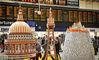 2010年11月11日，英国艺术家罗伯特·布拉德福德是一名非常热爱生活的艺术家，他喜欢利用废弃物制造创意雕塑，来丰富自己的生活。为了纪念每天115000张打折火车预售票，罗伯特用115000张火车票制作了圣保罗大教堂、爱丁堡城堡和黑泽塔的模型，这些模型将在伦敦滑铁卢火车站展览。chinafotopress