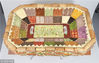 2016年6月16日消息（具体拍摄时间不详），英国食物艺术家Prudence Staite用赛百味三明治搭建出一足球场模型。据悉，她用104个赛百味三明治，花费约120个小时，最终搭建出这个长1.5米。重600千克的模型。Prudence Staite今年33岁，她一直尝试用英国人喜欢的食物来搭建英国地标建筑，之前她还曾经用奶酪和饼干做出了英国的巨石阵，她用面粉烤制而成的意大利斗兽场曾经在伦敦博物馆展出。除了建筑，她还曾经用苹果做出白雪公主的7个小矮人的故事场景。