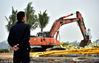 2018年1月20日，海南省1月20日傍晚，文昌市综合执法局在清澜半岛渔人码头海鲜市场强制拆除违规建筑物。