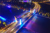 2018年6月4日，夜幕降临，南京市江宁区的小龙湾桥景观灯亮起，桥身两侧数十道喷泉齐刷刷开启，连绵起伏形成天然水幕。景观灯投射在水幕之上，变幻出紫、红、蓝、粉等多重色彩，炫目迷人。小龙湾桥是江宁区第一座悬索桥，全长约1064米，近日在网络走红以后，每天都有上千市民和游客前去打卡。