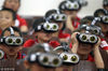 2010年6月4日，北京，数十名大兴区旧宫镇第一中心小学“小眼镜”在大兴区仁和医院眼科医生指导下，摘下了近视眼镜，戴上了由红十字会提供的双目近视治疗仪。摄手/视觉中国