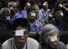 2010年6月5日，福州市一家眼科医院，一群来自贫困山区的白内障患者在等待手术。柳涛/视觉中国