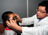 爱眼日配图，医生在为小朋友检查视力。笑笑/视觉中国