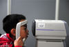 爱眼日配图，医生在为小朋友检查视力。笑笑/视觉中国