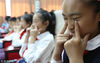 2013年06月03日，江苏省镇江市，小学生在学习做眼保健操。杨雨/视觉中国