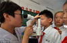 2016年6月2日，河北省邯郸市，渚河路小学的学生们在进行视力检测。郝群英/视觉中国