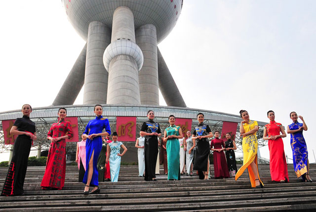 上海：旗袍佳丽聚集东方明珠塔  展演海派旗袍文化风情