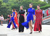 2018年6月6日，上海。当天是“海派旗袍日”，2018上海“海派旗袍文化推广日五周年”系列活动暨《因你而美》展演在东方明珠广场举行，沪上300多位旗袍爱好者佳丽汇聚一堂，演绎了一场充满东方女性魅力的海派旗袍文化秀，吸引了众多中外游客驻足观赏。