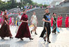 2018年6月6日，上海。当天是“海派旗袍日”，2018上海“海派旗袍文化推广日五周年”系列活动暨《因你而美》展演在东方明珠广场举行，沪上300多位旗袍爱好者佳丽汇聚一堂，演绎了一场充满东方女性魅力的海派旗袍文化秀，吸引了众多中外游客驻足观赏。